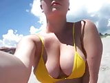 ESE BIKINI AMARILLO CON LINDAS TETOTAS Y CULO 